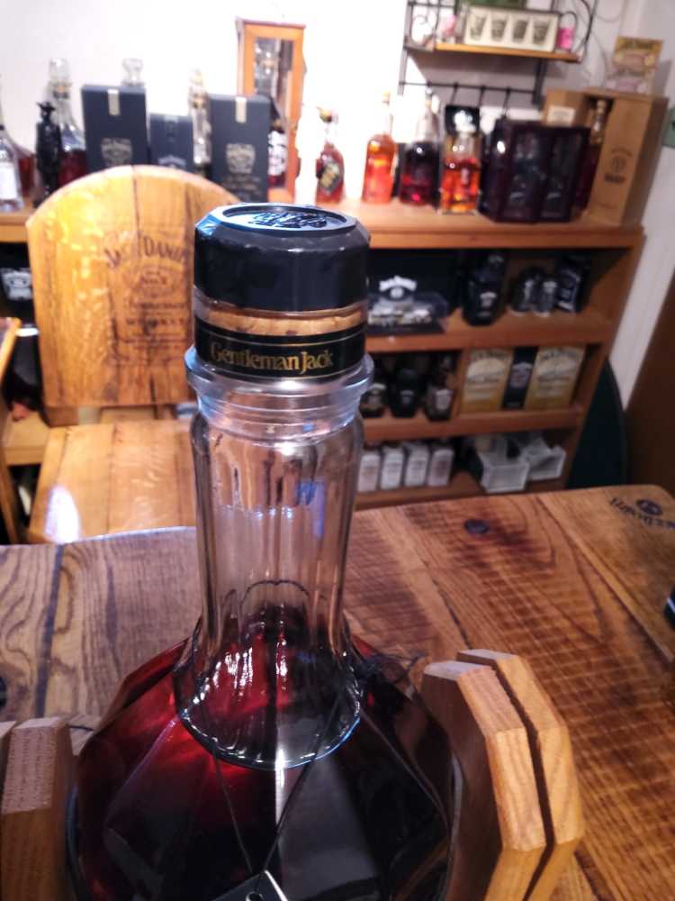 Gentleman Jack - Gen 3 - Jack Daniel‘s Distillery (1.75 L) alcohol collectible [Barcode 082184084007] - Main Image 3