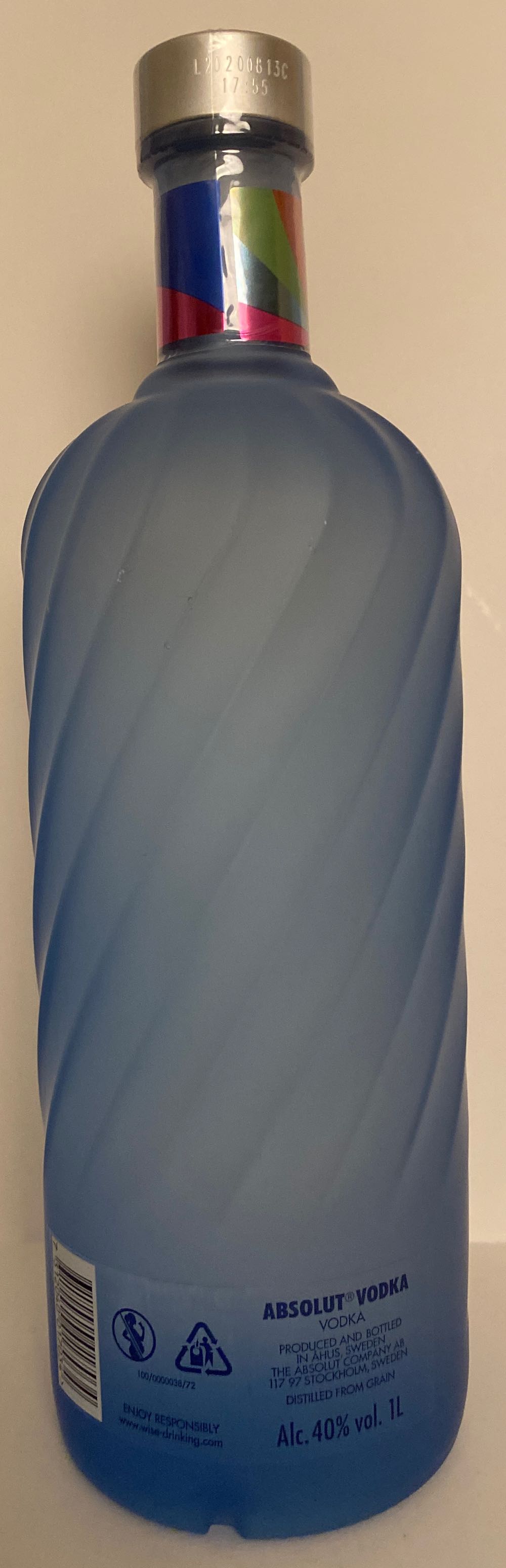 Absolut Movement Edition - The Absolut Company (1000 mL) alcohol collectible [Barcode 7312040017034] - Main Image 2