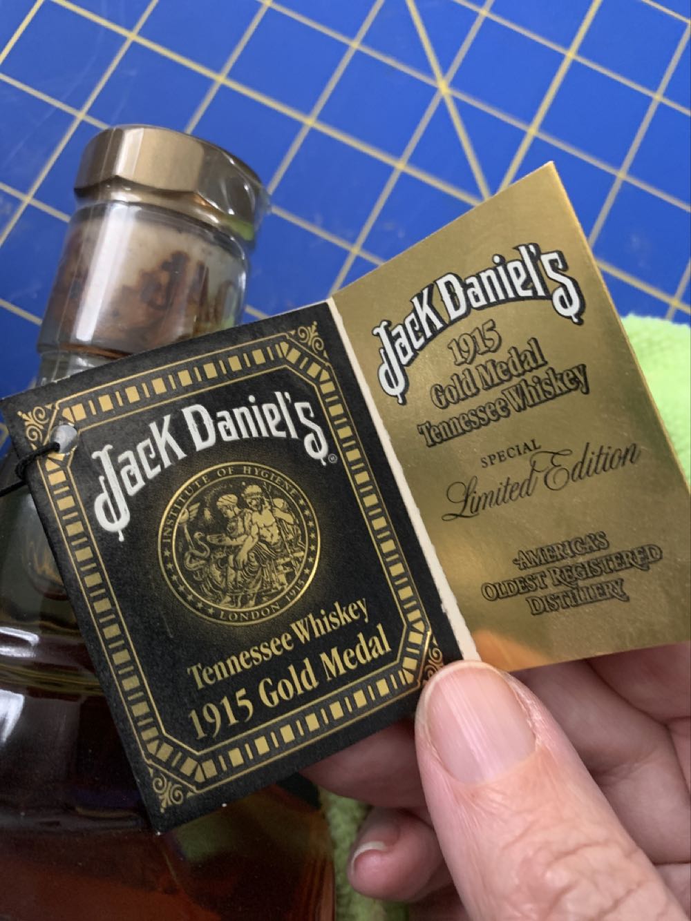 1915 Gold Medal  - Jack Daniel Distillery (750 mL) alcohol collectible [Barcode 082184086469] - Main Image 2