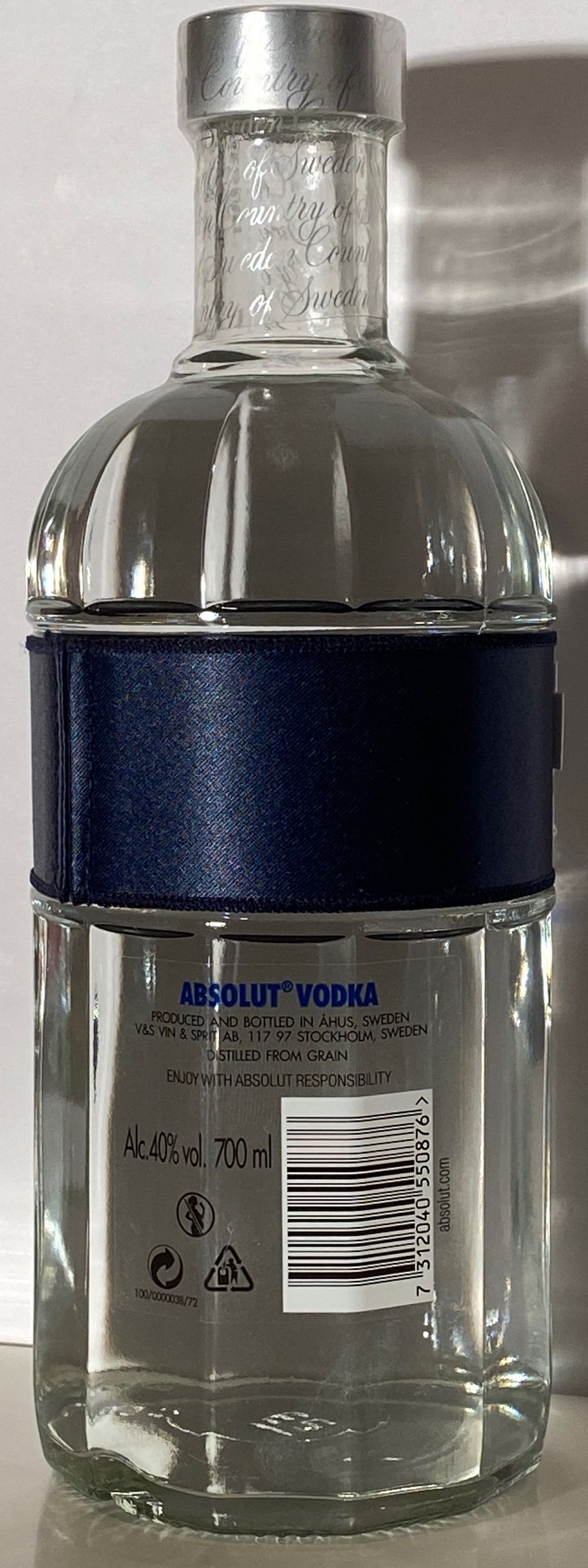Absolut Mode Edition - The Absolut Company (700 mL) alcohol collectible [Barcode 7312040550876] - Main Image 2