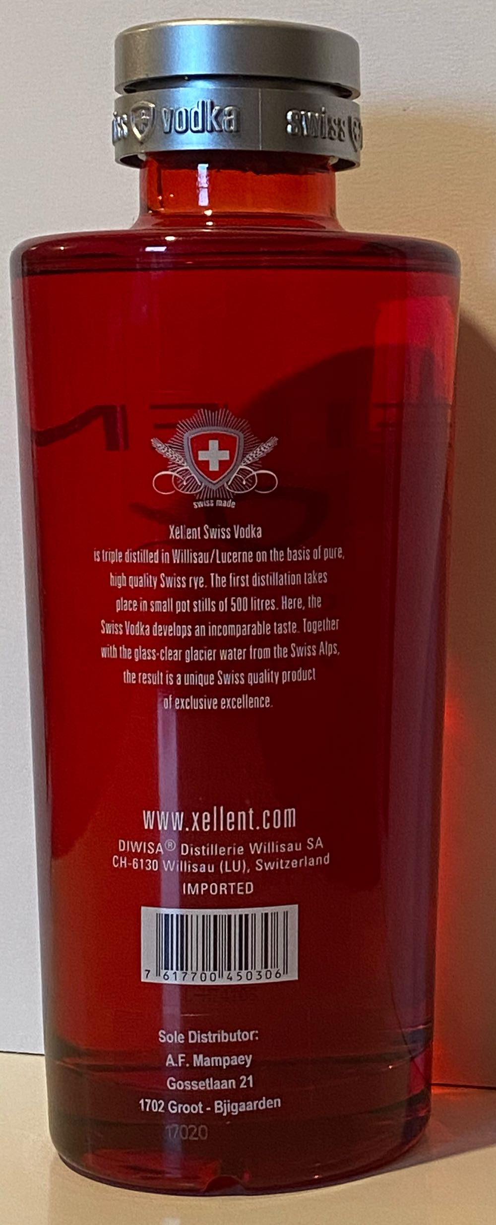 Xellent Swiss Vodka - DIWISA Distillerie Willisau (700 mL) alcohol collectible [Barcode 7617700450306] - Main Image 2