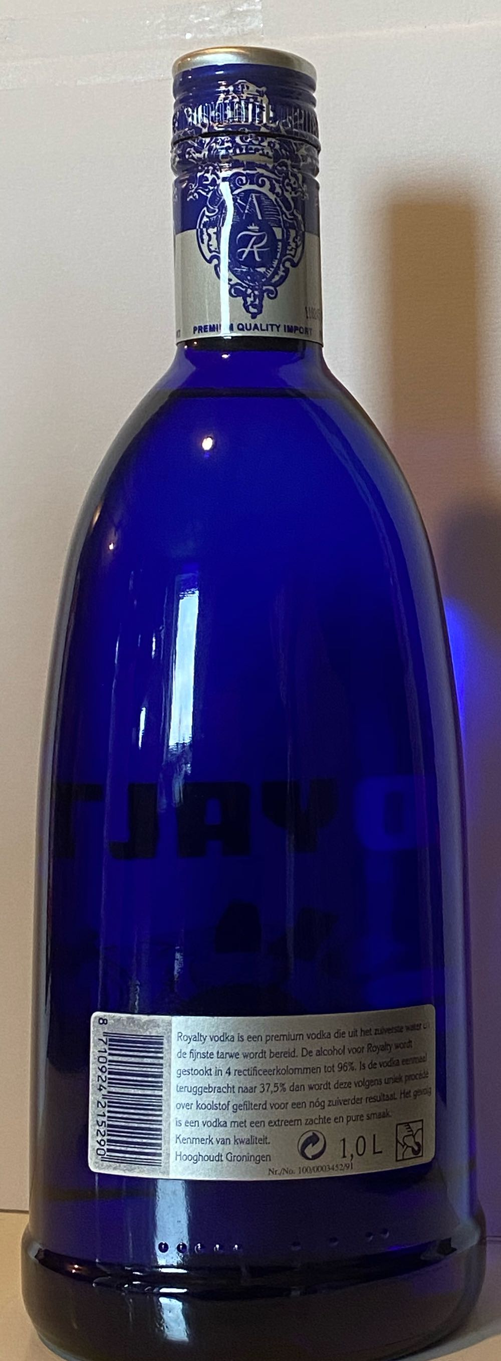 Royalty Vodka 1L - Hooghoudt Distillers (1000 mL) alcohol collectible [Barcode 8710924215290] - Main Image 2