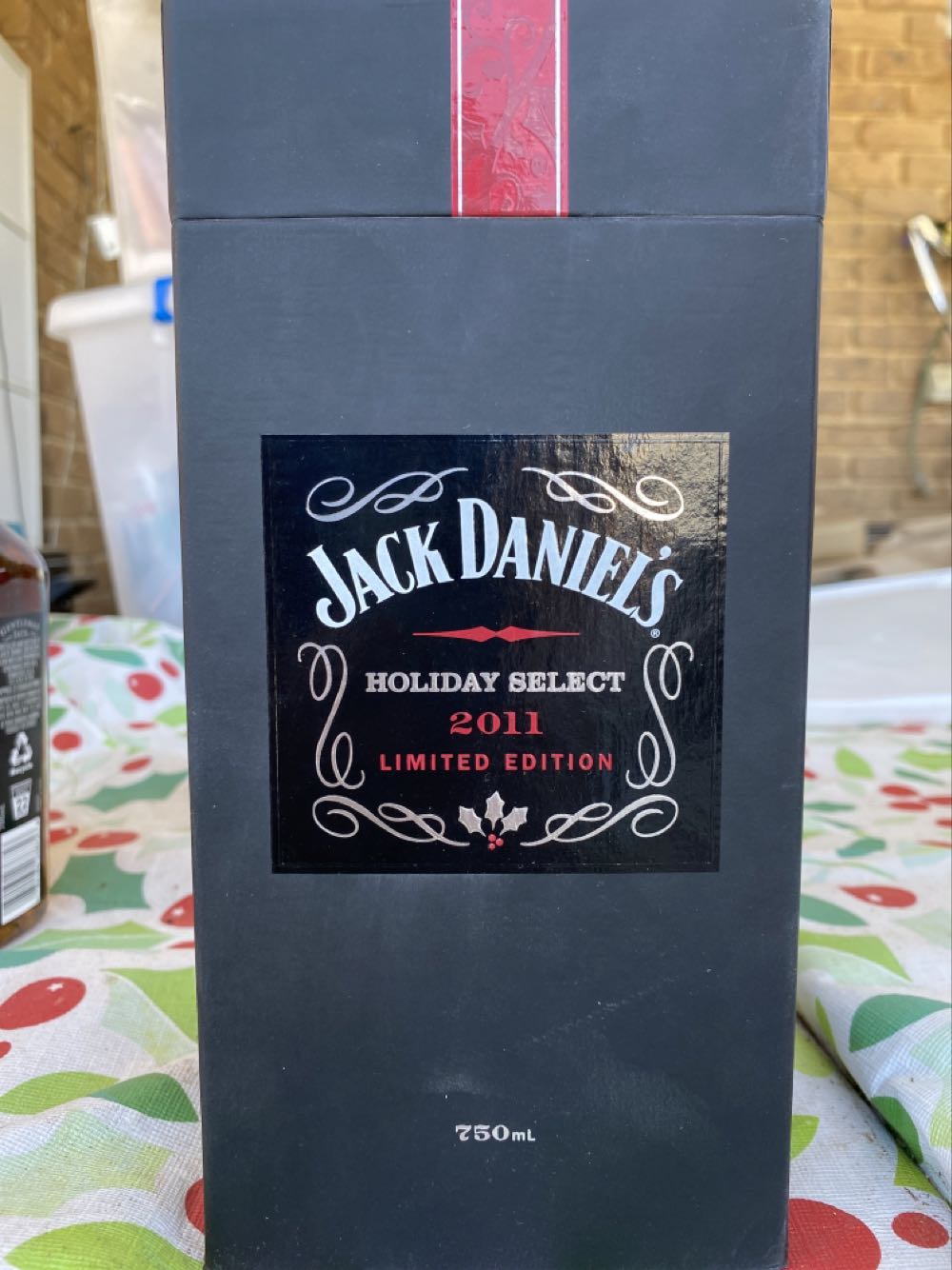 Holiday Select - 2011 - Jack Daniel Distillery (750 mL) alcohol collectible [Barcode 082184000571] - Main Image 2