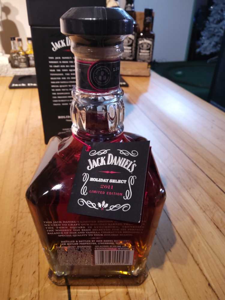 Holiday Select - 2011 - Jack Daniel Distillery (750 mL) alcohol collectible [Barcode 082184000571] - Main Image 4