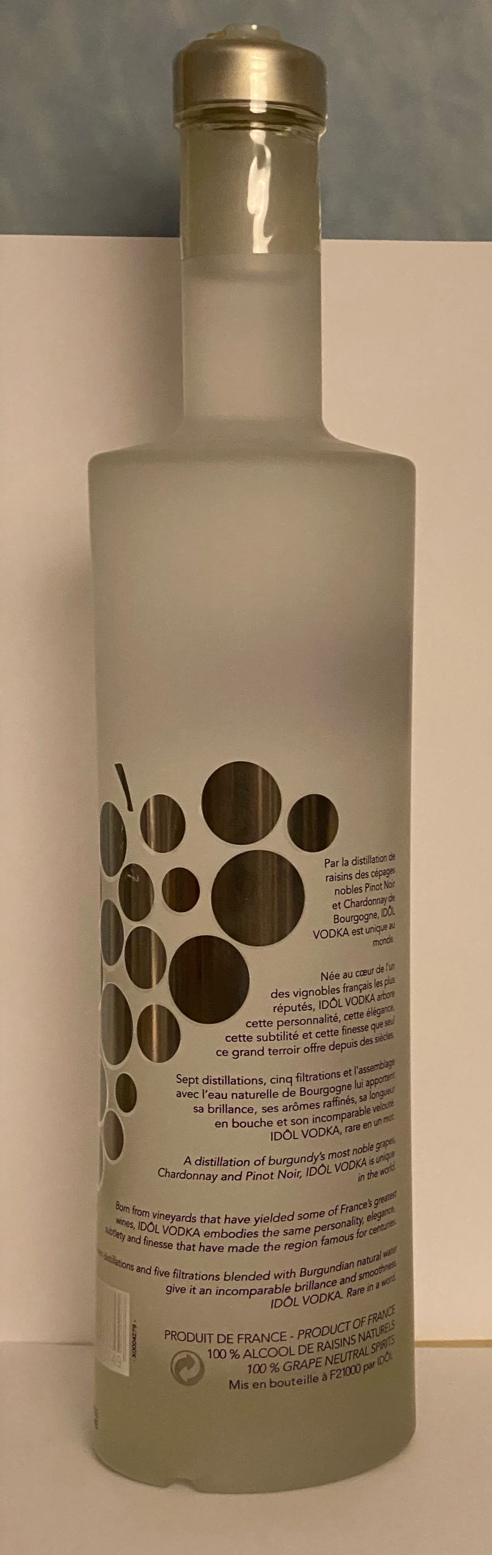 Idôl Vodka - Idol Spirits (700 mL) alcohol collectible [Barcode 3104760003749] - Main Image 2