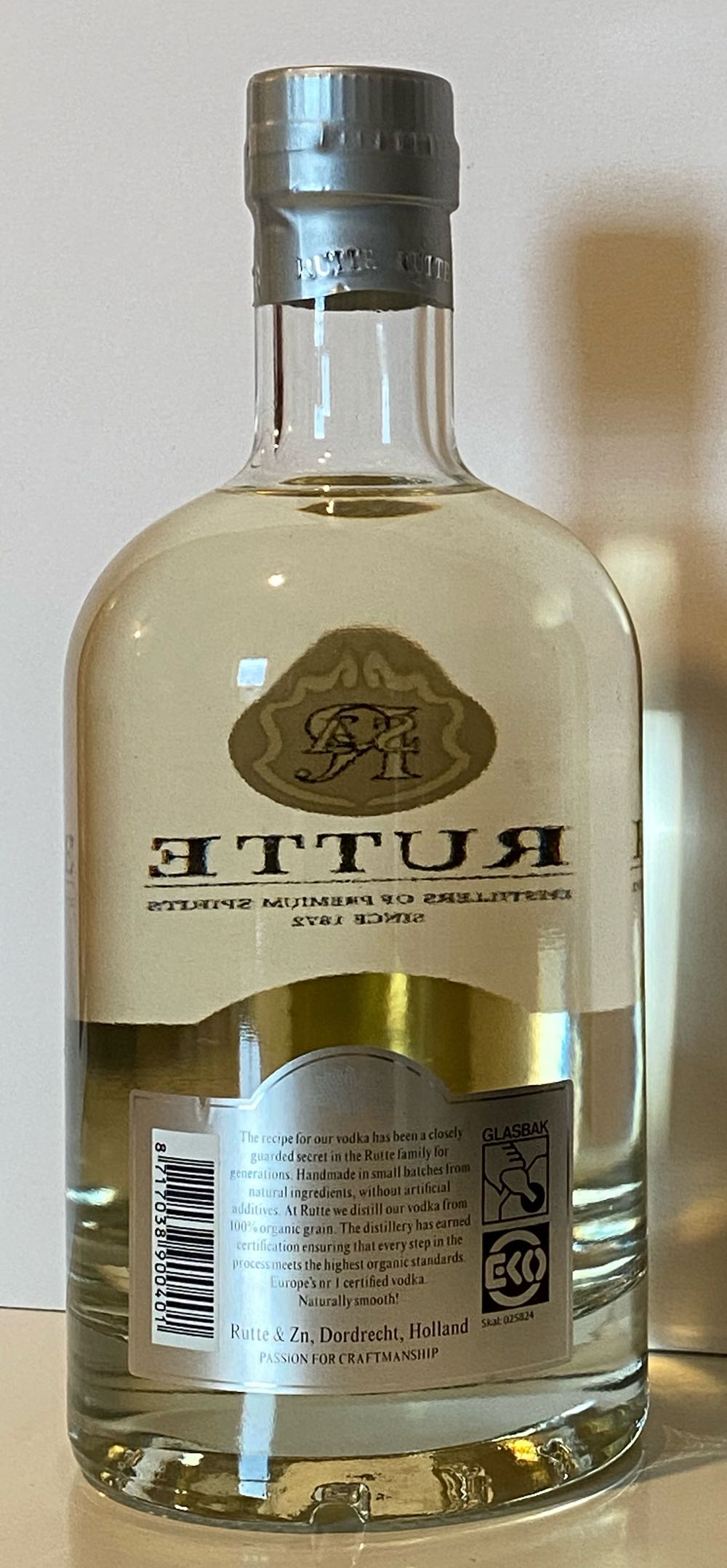 Rutte Organic Grain Vodka - Rutte & Zn. (700 mL) alcohol collectible [Barcode 8717038900401] - Main Image 2