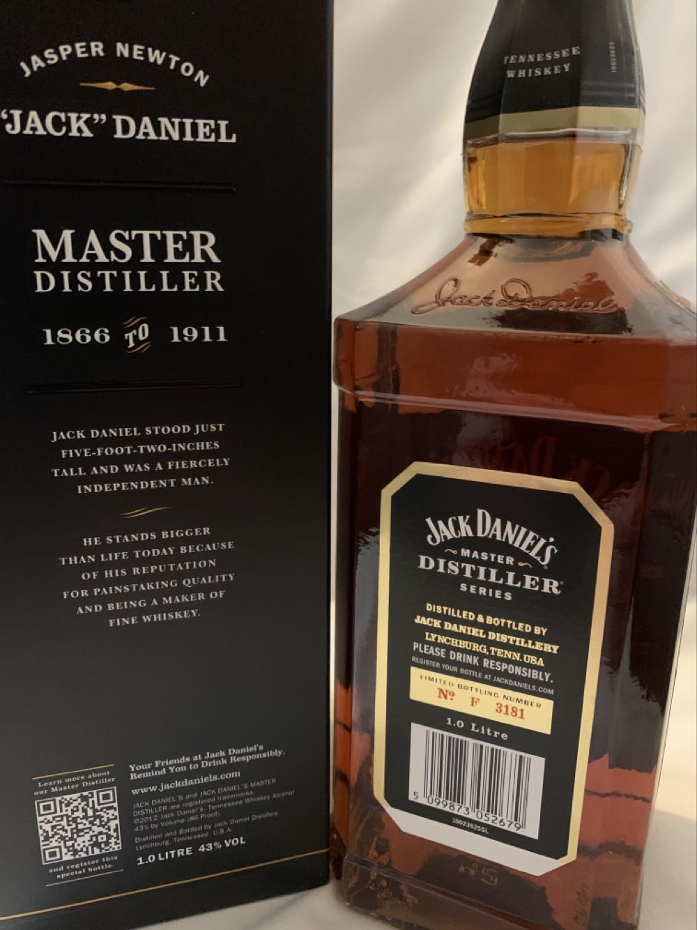 Master  Distiller No.1 Jasper Newton Daniel - Jack Daniels Distillery (1 L) alcohol collectible [Barcode 5099873052679] - Main Image 2