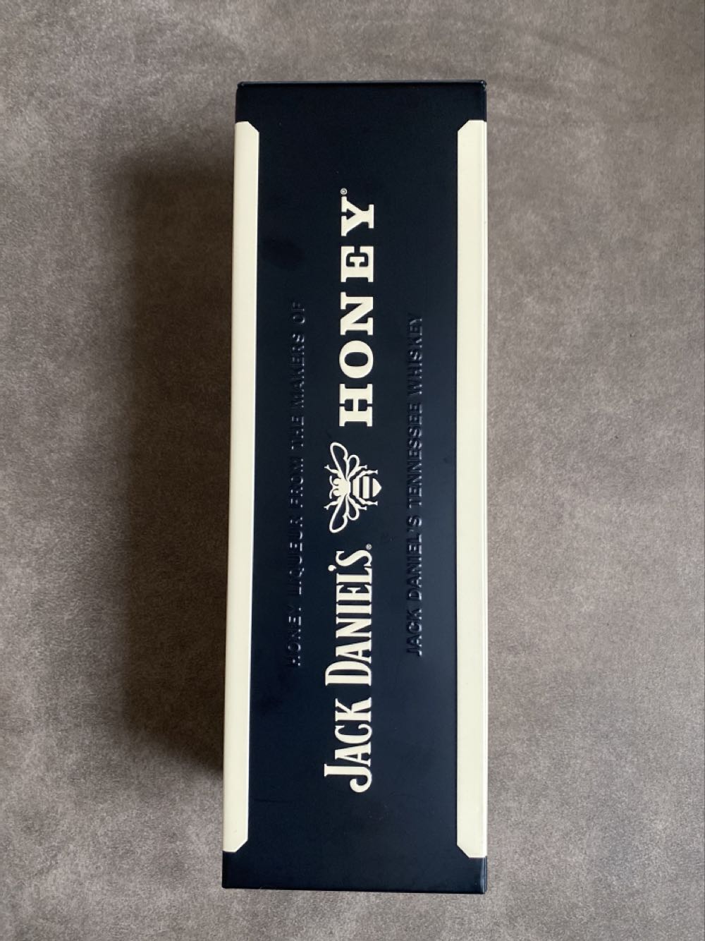 2019 (1) - Jack Daniel’s Tin Set - Honey - Jack Daniels Distillery (700 mL) alcohol collectible [Barcode 5099873213551] - Main Image 2