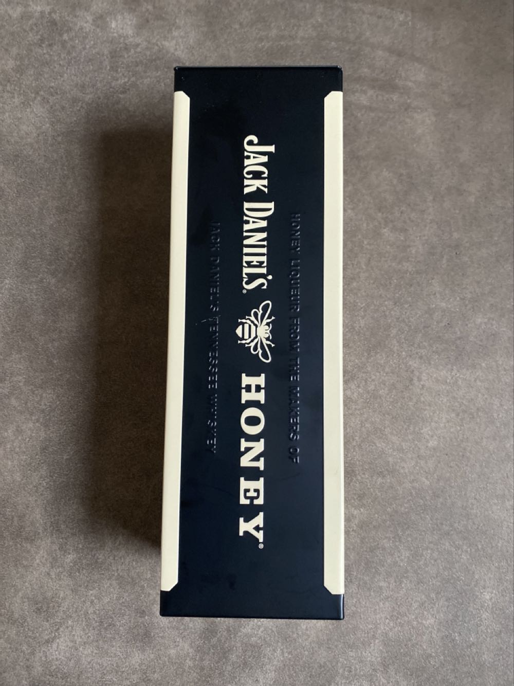 2019 (1) - Jack Daniel’s Tin Set - Honey - Jack Daniels Distillery (700 mL) alcohol collectible [Barcode 5099873213551] - Main Image 4