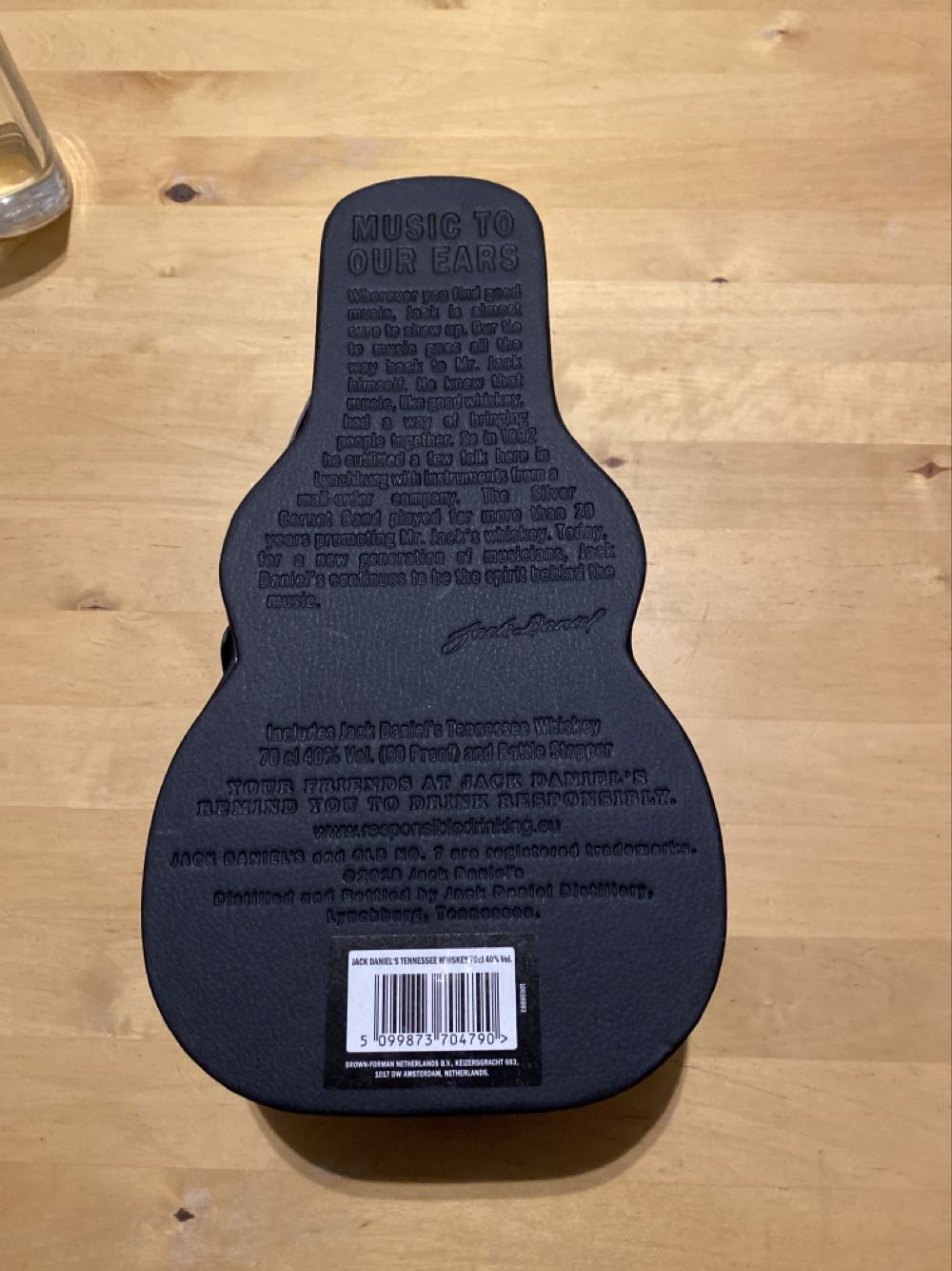 Jack Daniels Guitar Case - Jack Daniel‘s Distillery (700 mL) alcohol collectible [Barcode 5099873704790] - Main Image 3