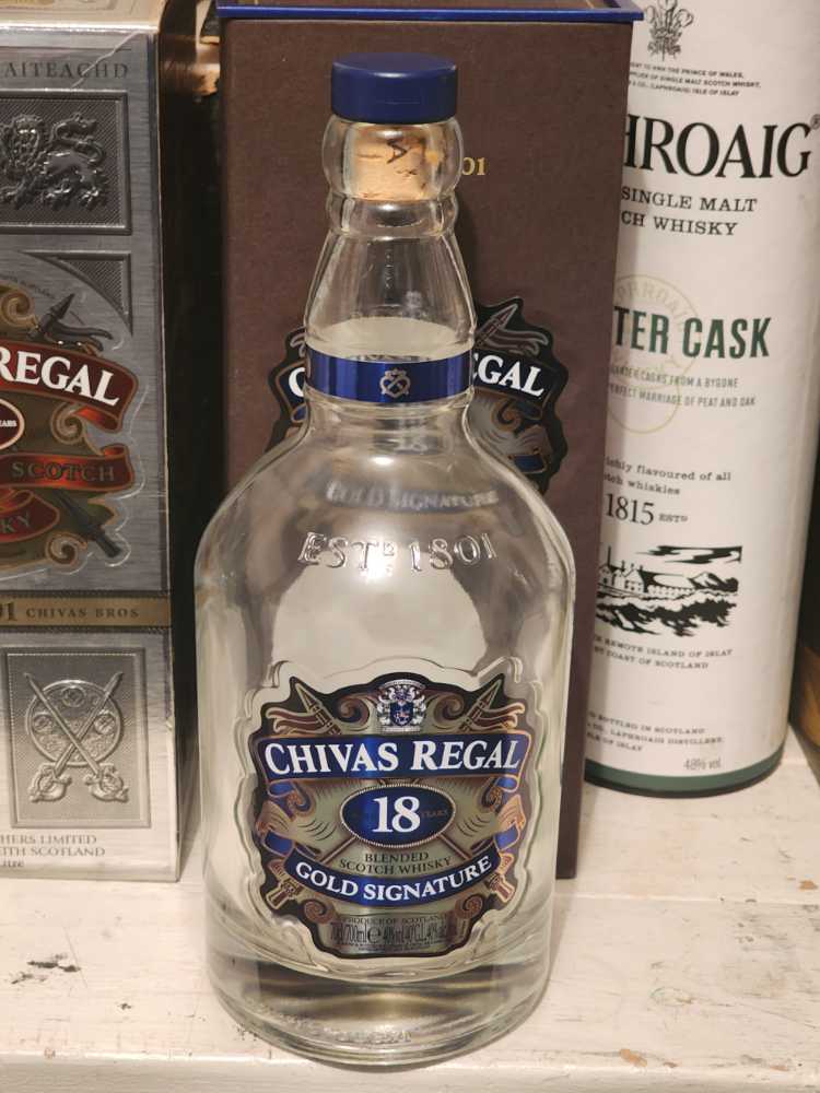 Chivas Regal 18 Year Old Gold Signature - Chivas Regal (700 mL) alcohol collectible [Barcode 5000299225004] - Main Image 2