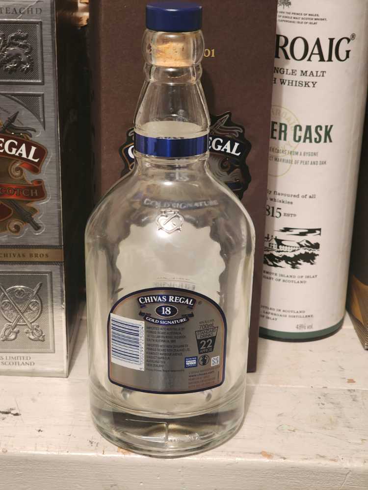 Chivas Regal 18 Year Old Gold Signature - Chivas Regal (700 mL) alcohol collectible [Barcode 5000299225004] - Main Image 3