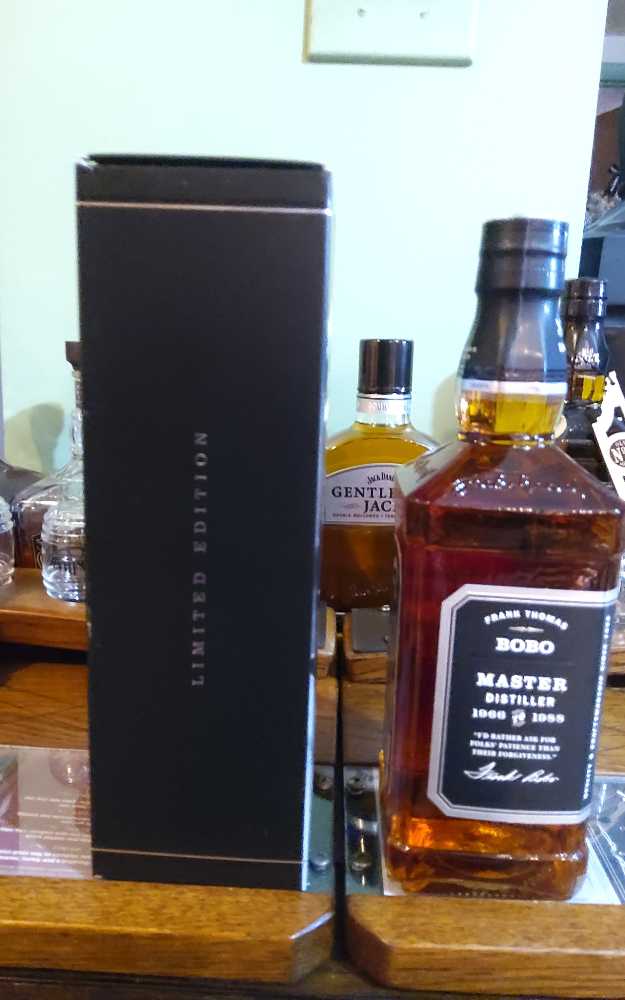 Master Distiller 3 - Jack Daniel Distillery (750 mL) alcohol collectible [Barcode 082184065518] - Main Image 2