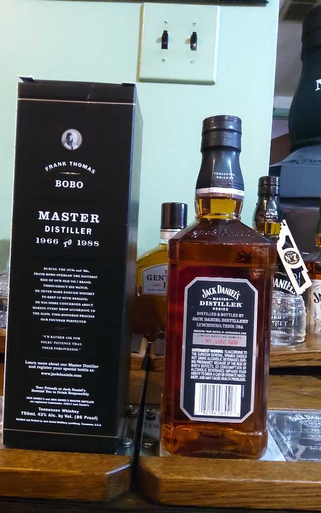 Master Distiller 3 - Jack Daniel Distillery (750 mL) alcohol collectible [Barcode 082184065518] - Main Image 3