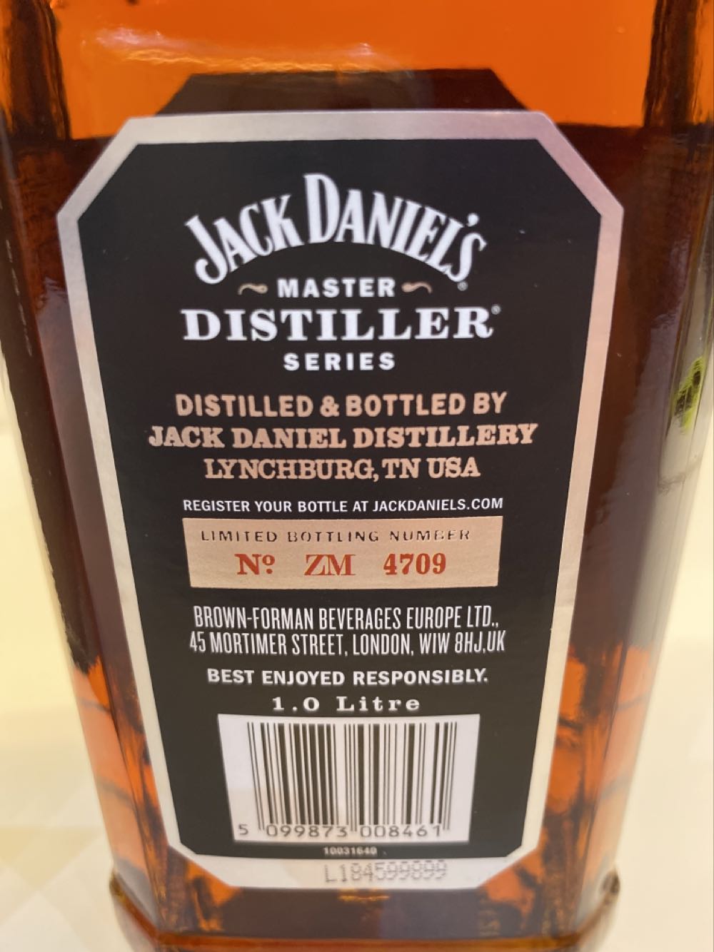 Master Distiller No.5 Frank Bobo - Jack Daniels Distillery (1 L) alcohol collectible [Barcode 5099873008461] - Main Image 2