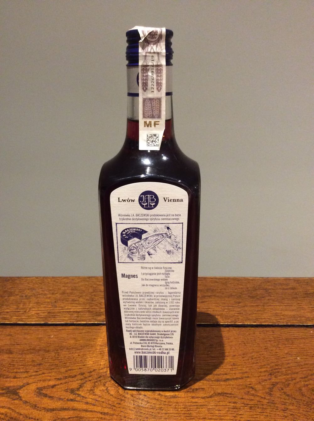 J.A. Baczewski Wiśniówka 500ml 38% Poland - J.A. Baczewski (500 mL) alcohol collectible [Barcode 9005870020371] - Main Image 2