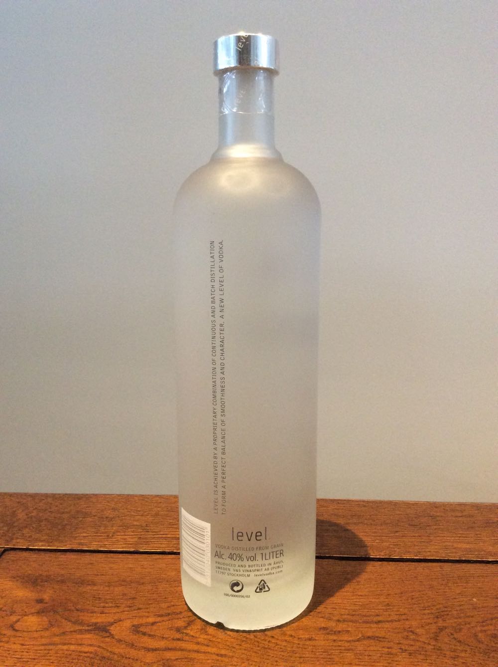 Level Vodka - V&S Vin & Spirit AB (1 L) alcohol collectible [Barcode 7312040030101] - Main Image 2