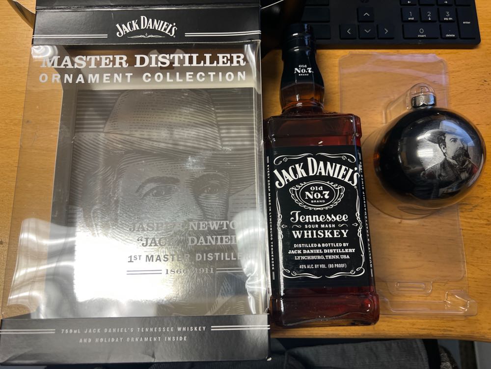 Set Jasper Newton & Ornament Collection - Jack Daniel Distillery (750 mL) alcohol collectible [Barcode 082184237809] - Main Image 3