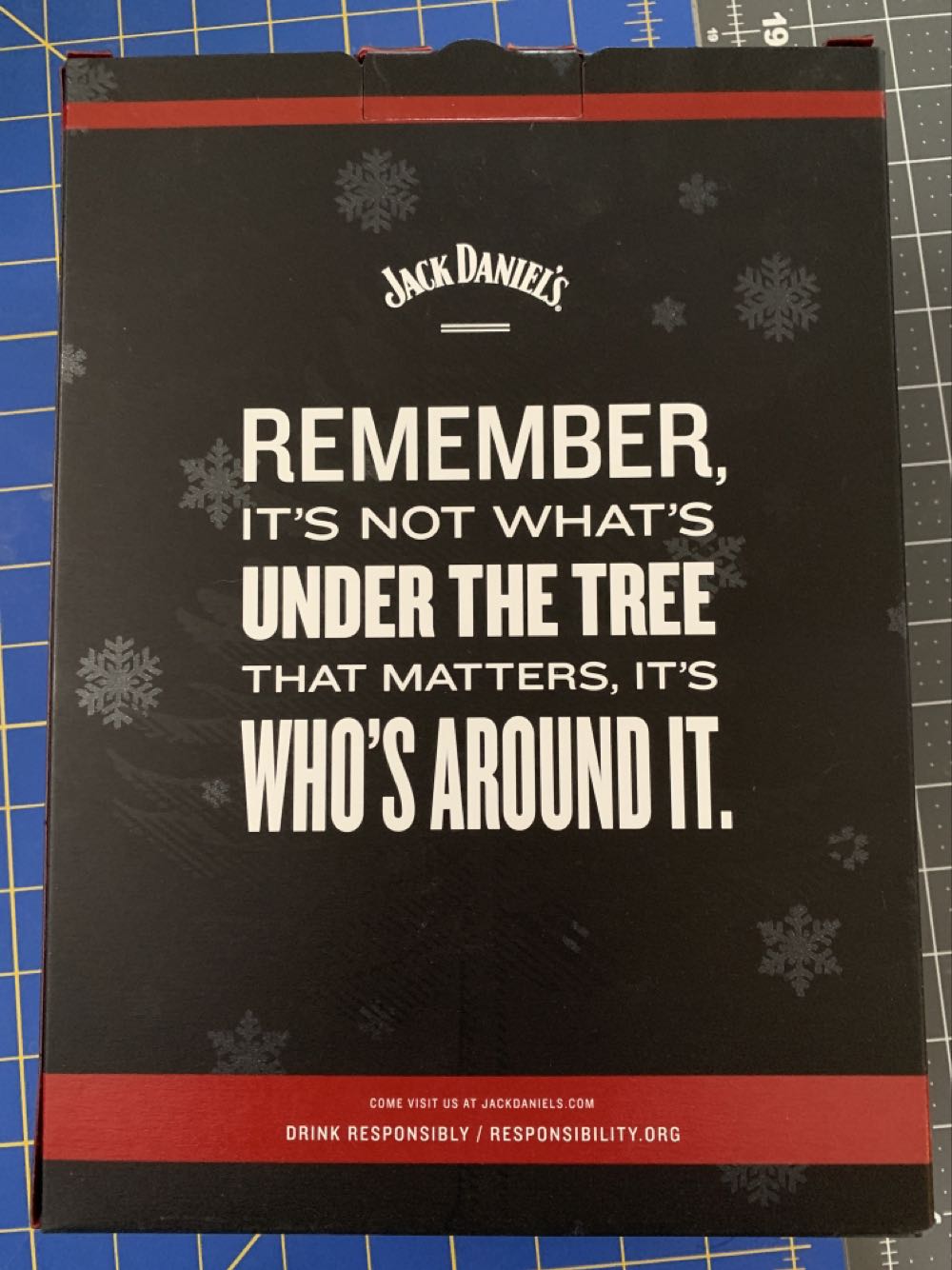 Happy Holidays Snowflake 2020 - Jack Daniel‘s Distillery (750 mL) alcohol collectible [Barcode 082184202036] - Main Image 2