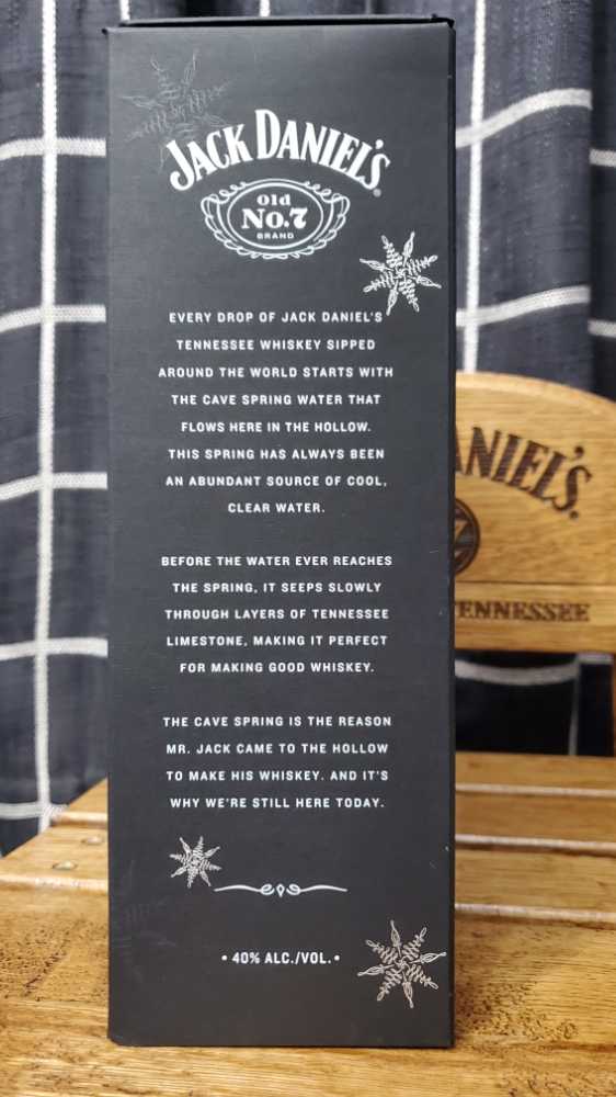 Happy Holidays Snowflake 2020 - Jack Daniel‘s Distillery (750 mL) alcohol collectible [Barcode 082184202036] - Main Image 3
