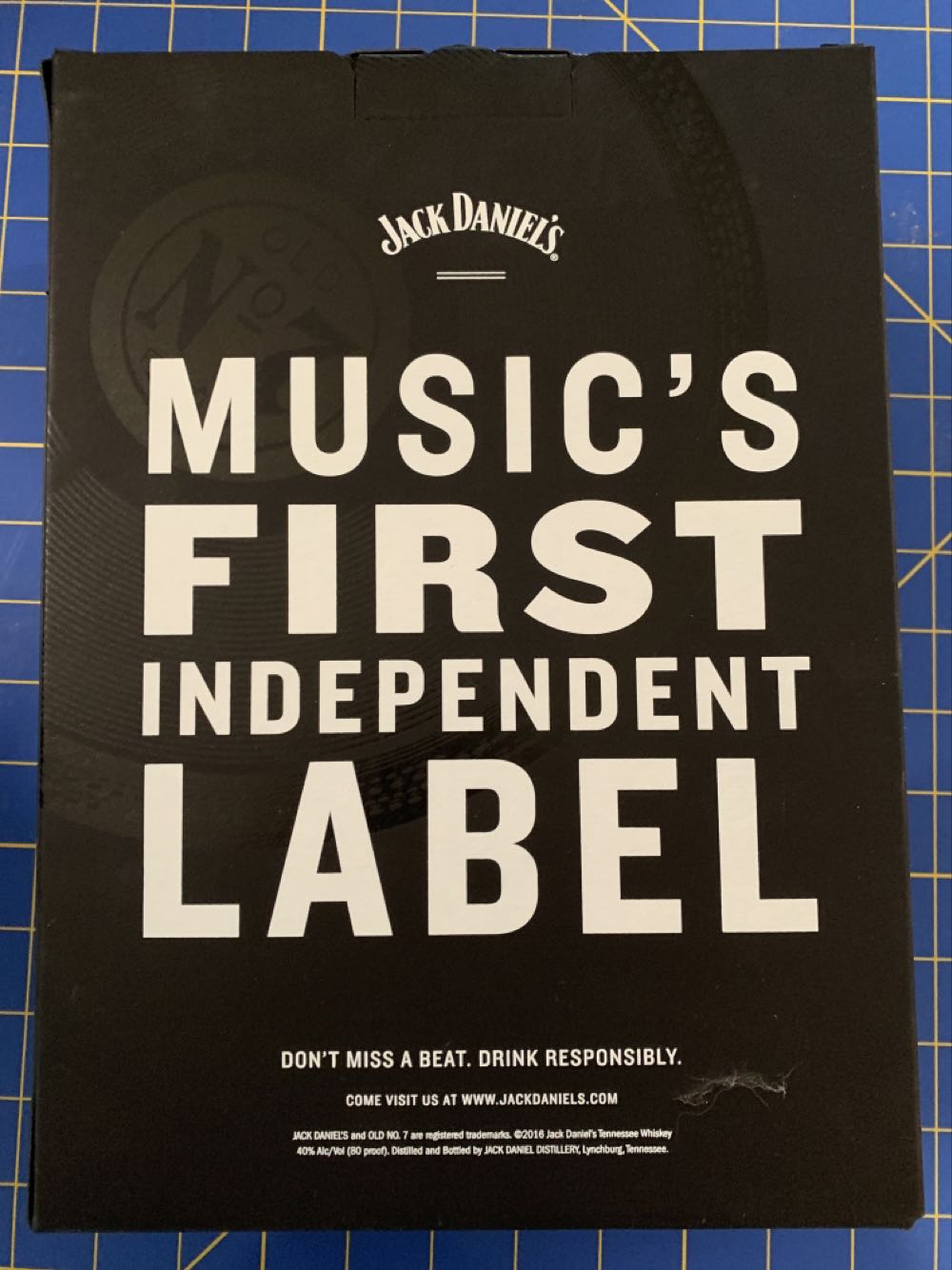 Jack Daniel’s Tennessee Whiskey Gift Set - Jack Daniel Distillery (750 mL) alcohol collectible [Barcode 082184201640] - Main Image 2