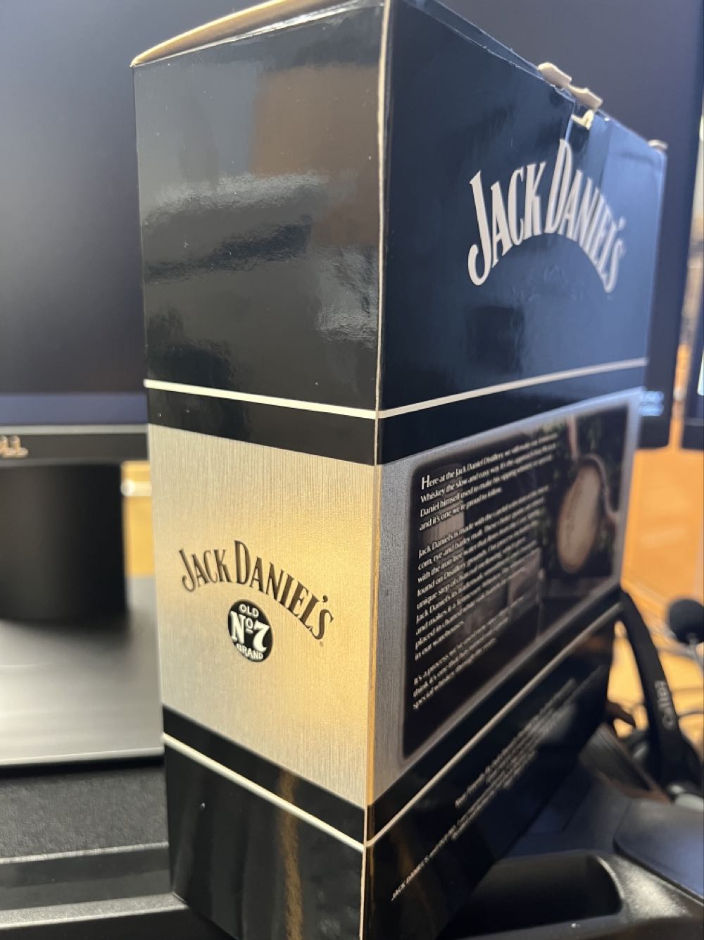 Set 1 Black Label With Metal Shots - Jack Daniel Distillery (375 mL) alcohol collectible [Barcode 082184090510] - Main Image 3