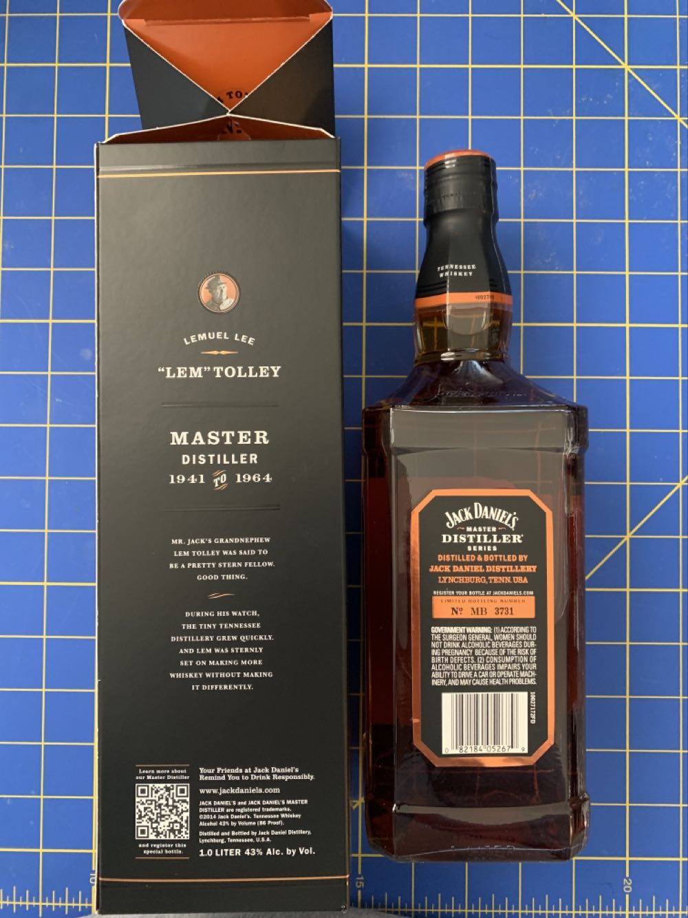 Master Distiller No 6 Jimmy Bedford - Jack Daniel Distillery (1 L) alcohol collectible [Barcode 082184052679] - Main Image 2