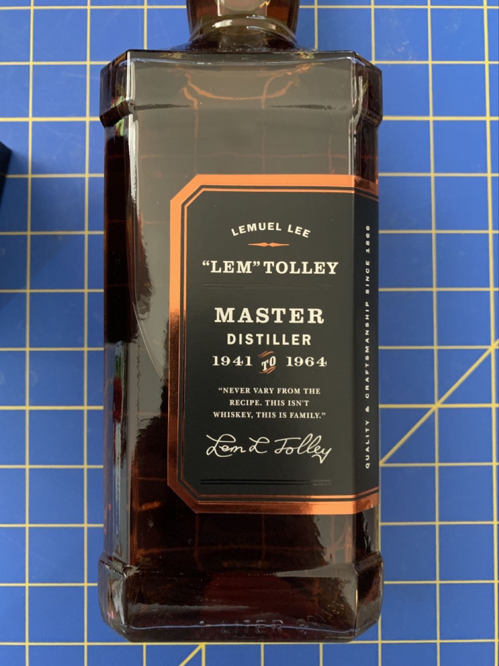 Master Distiller No 6 Jimmy Bedford - Jack Daniel Distillery (1 L) alcohol collectible [Barcode 082184052679] - Main Image 4