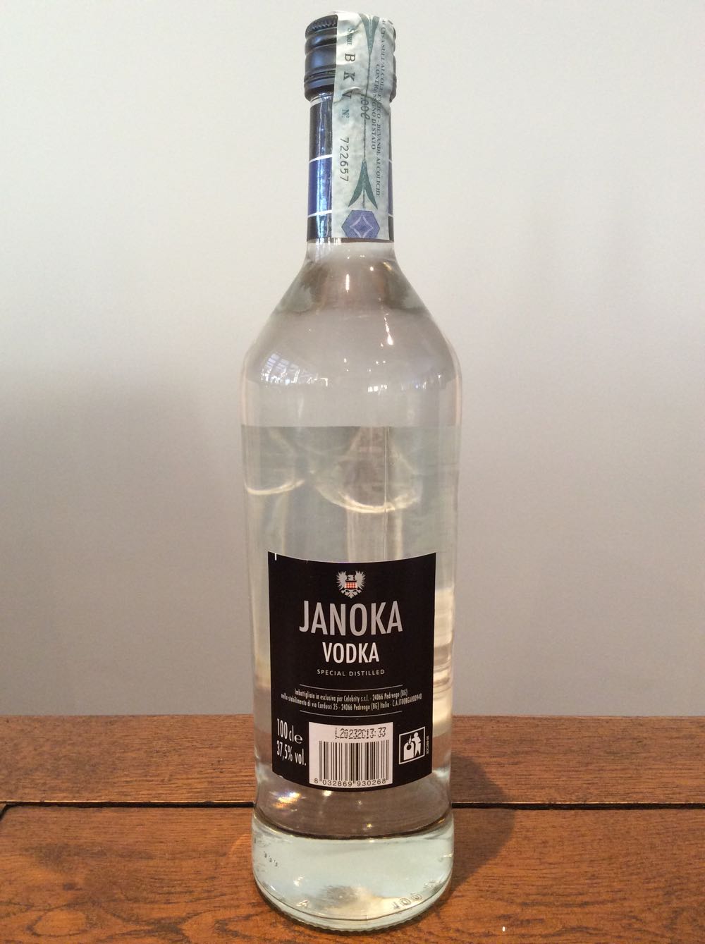 Janoka Vodka 1000ml 37.5% Italy - Celebrity S.r.l. (1000 mL) alcohol collectible [Barcode 8032869930268] - Main Image 2