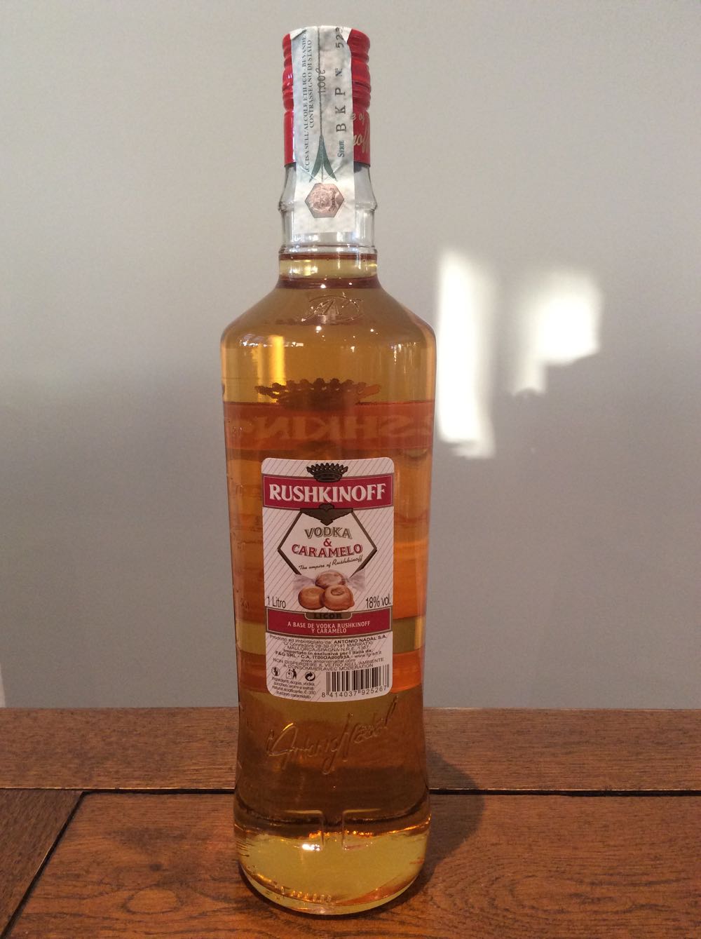 Rushkinoff Vodka & Caramel 1000ml 18% Italy - Antonio Nadal S.A. (1000 mL) alcohol collectible [Barcode 8414037925267] - Main Image 2