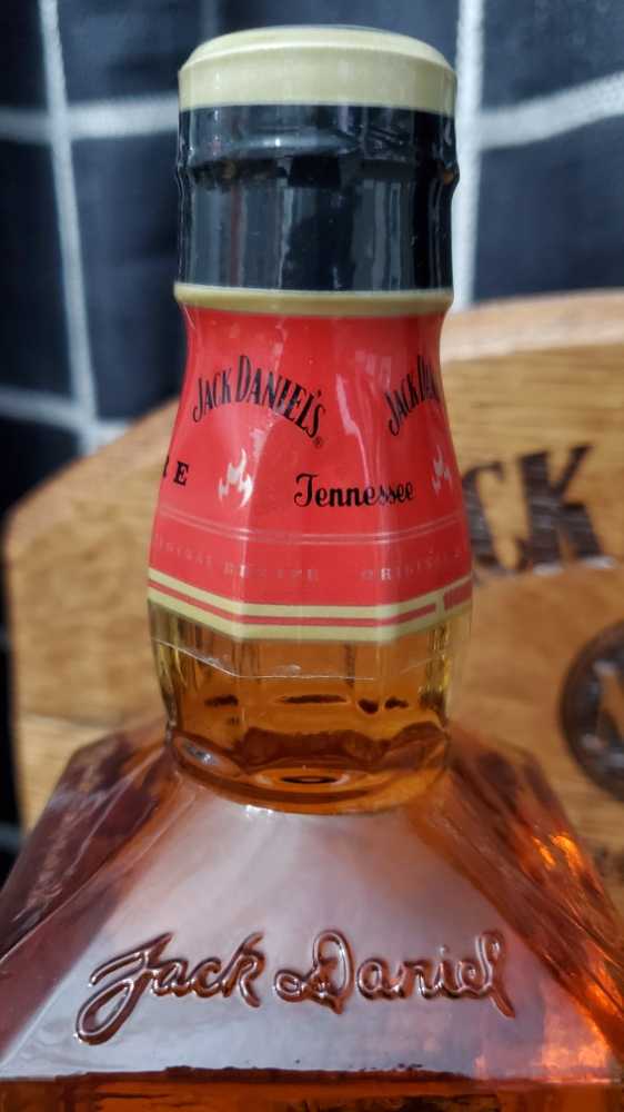 Rolling Stones 2019 No Filter Tour - Jack Daniel‘s Distillery (750 mL) alcohol collectible - Main Image 3