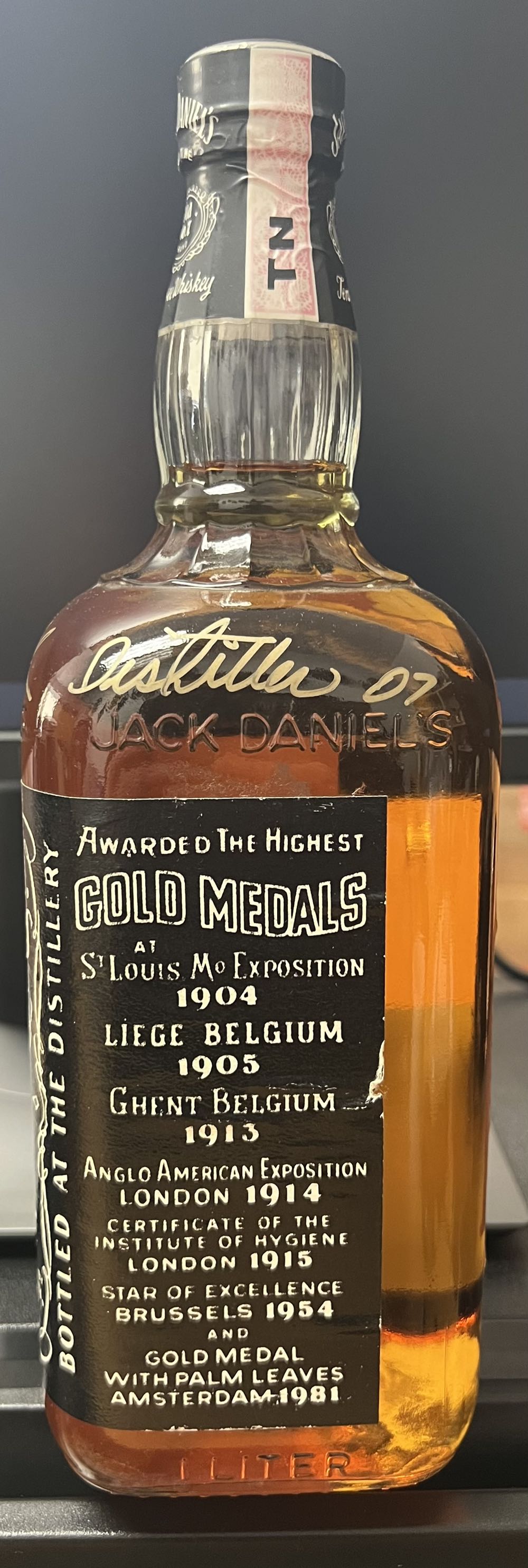 Black label 1987 Fake Seal Signed Bedford - Jack Daniel Distillery (1 L) alcohol collectible [Barcode 082184089996] - Main Image 3