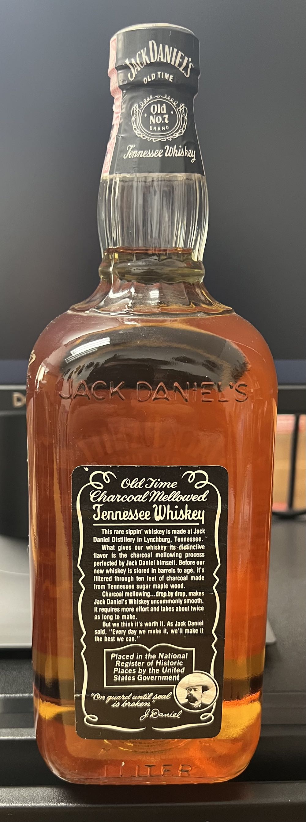 Black label 1987 Fake Seal Signed Bedford - Jack Daniel Distillery (1 L) alcohol collectible [Barcode 082184089996] - Main Image 4
