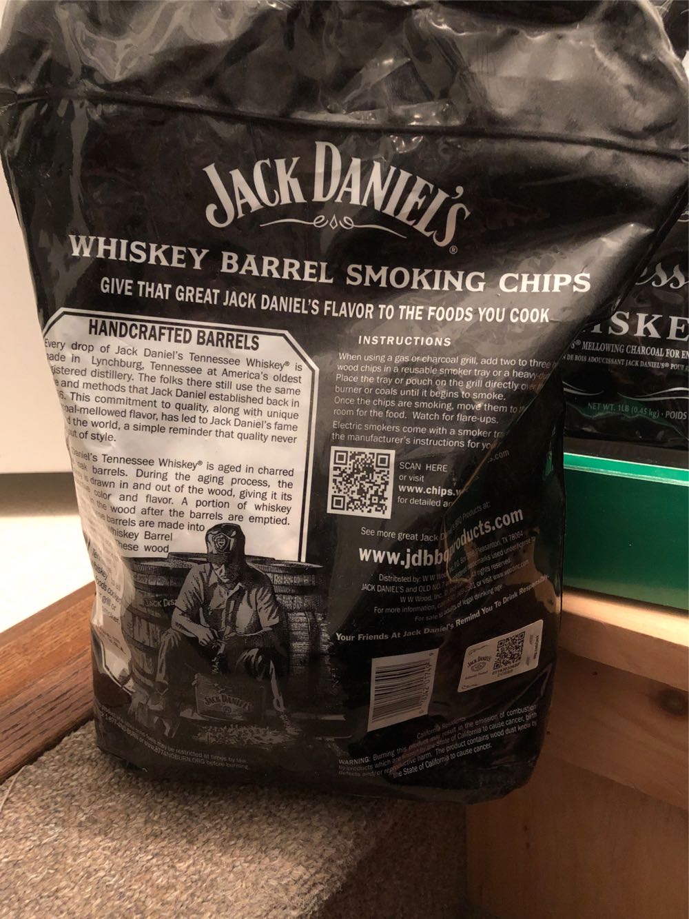 BBQ : Jack Daniels Whiskey Barrel Wood Smoking Chips  alcohol collectible [Barcode 078342017499] - Main Image 2