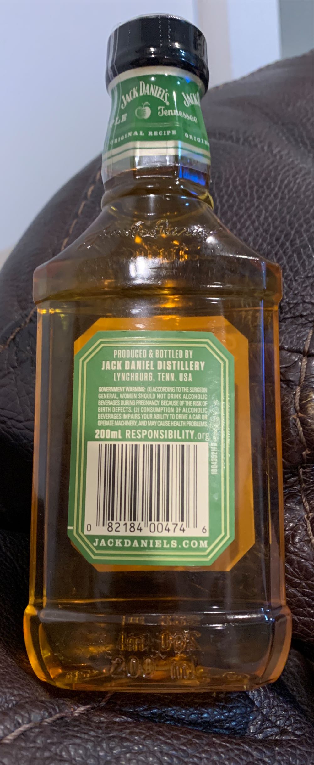 Apple - Jack Daniel Distillery (200 mL) alcohol collectible [Barcode 082184004746] - Main Image 2