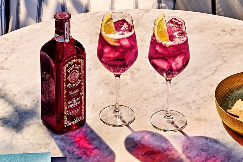 Bombay Bramble Gin - Bombay Sapphire Distillery (700 mL) alcohol collectible [Barcode 7640175742591] - Main Image 3