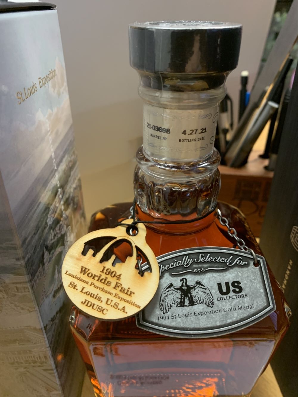 US Collectors 1904 St. Louis Exposition Gold Medal - Jack Daniel Distillery (750 mL) alcohol collectible - Main Image 3