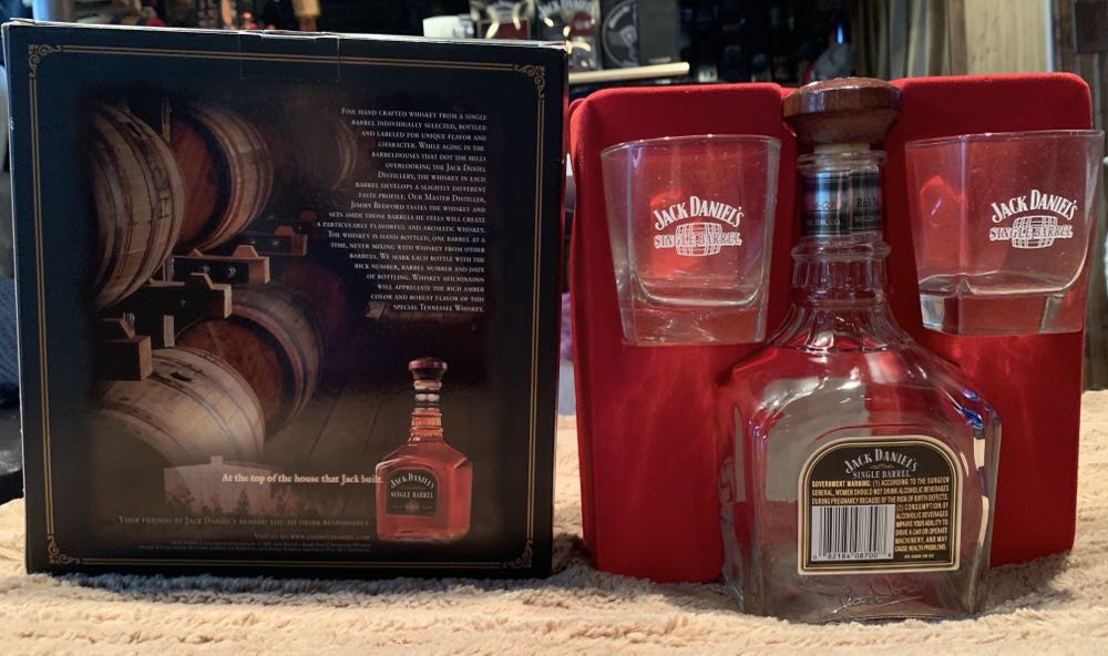 Set With Two Glasses - Jack Daniel Distillery alcohol collectible [Barcode 082184046791] - Main Image 2
