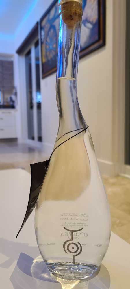 ULUVKA - n/a (750 mL) alcohol collectible [Barcode 5060103020102] - Main Image 2