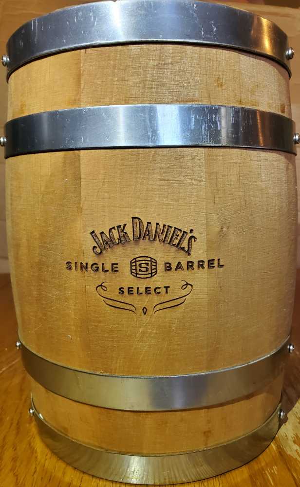 USC (16) "Merry Christmas From Lynchburg, TN 2020” - Jack Daniels’ Distillery (700 mL) alcohol collectible [Barcode 5099873088654] - Main Image 3