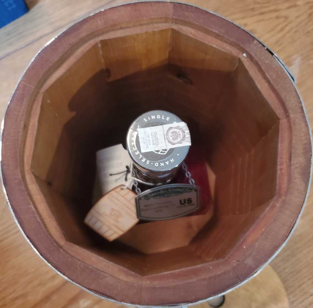 USC (16) "Merry Christmas From Lynchburg, TN 2020” - Jack Daniels’ Distillery (700 mL) alcohol collectible [Barcode 5099873088654] - Main Image 4