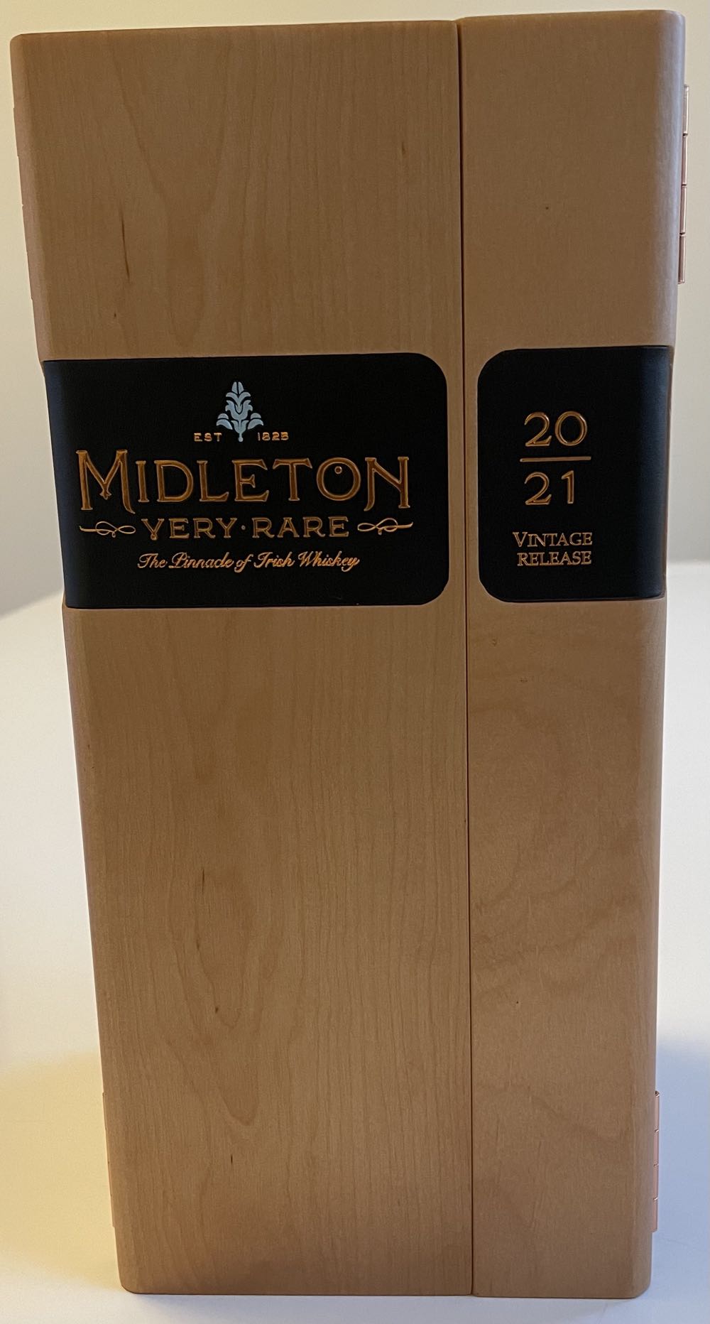 Middleton Very Rare 2022 - Middleton (700 mL) alcohol collectible [Barcode 5011007008383] - Main Image 2