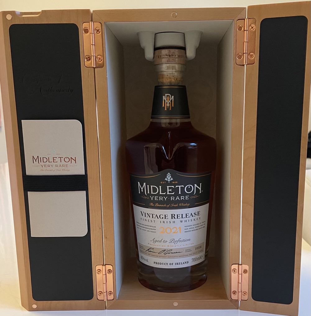 Middleton Very Rare 2022 - Middleton (700 mL) alcohol collectible [Barcode 5011007008383] - Main Image 3
