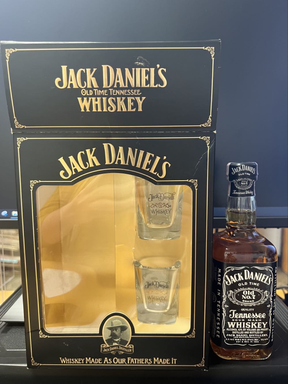 Set Black Label With Two Shoots - Jack Daniel Distillery (375 mL) alcohol collectible [Barcode 082184081785] - Main Image 3