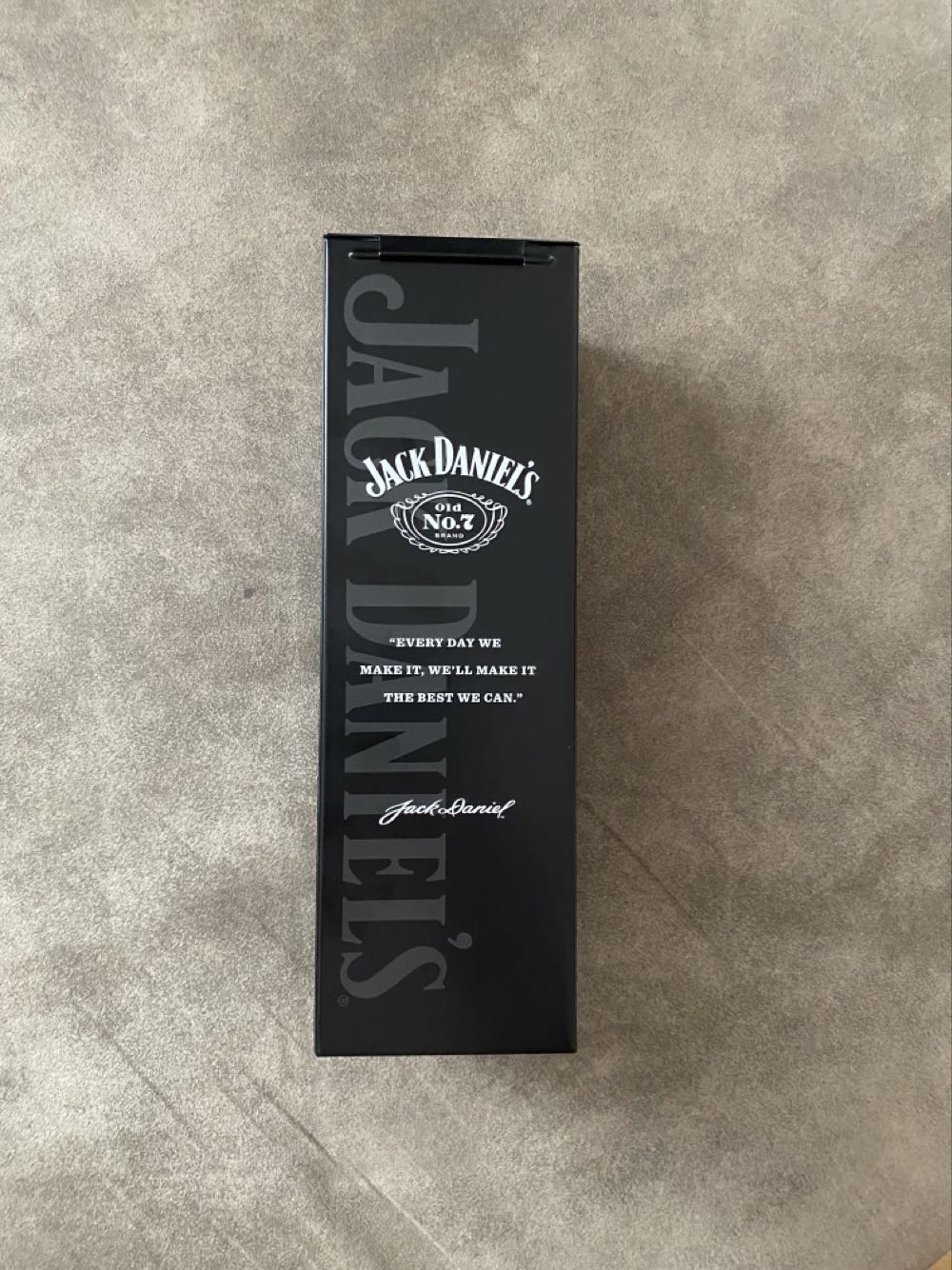 Jahresdose Leer Blacklabel  - Jack Daniels Distillery (700 mL) alcohol collectible [Barcode 5099873218440] - Main Image 3