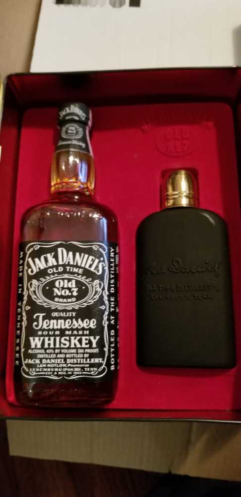 JD Black Label Tin Gift Set - Jack Daniel’s Distillery, Lynchburg, TN (750 mL) alcohol collectible [Barcode 082184081587] - Main Image 2
