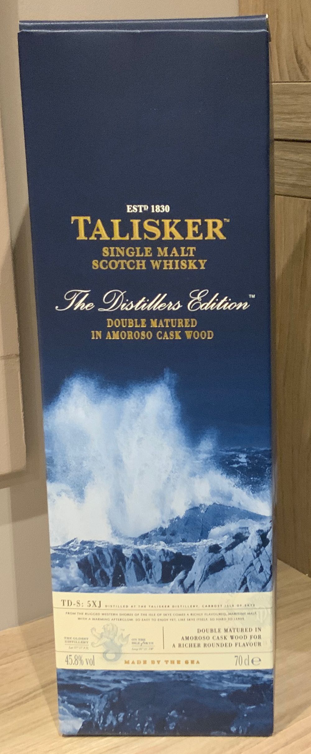 Talisker Distillers Edition Single Malt Scotch Whisky  alcohol collectible [Barcode 5000281068374] - Main Image 2