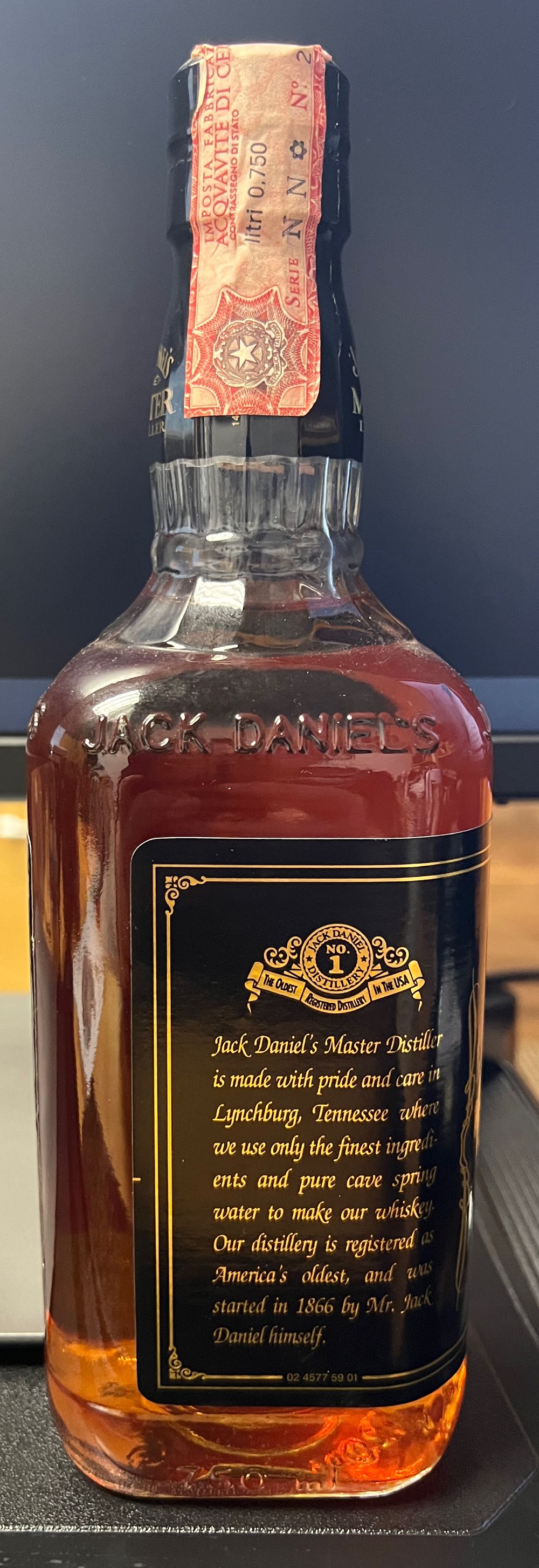 Master Distiller 1996 With Box - Jack Daniel Distillery (750 mL) alcohol collectible [Barcode 082184089507] - Main Image 2