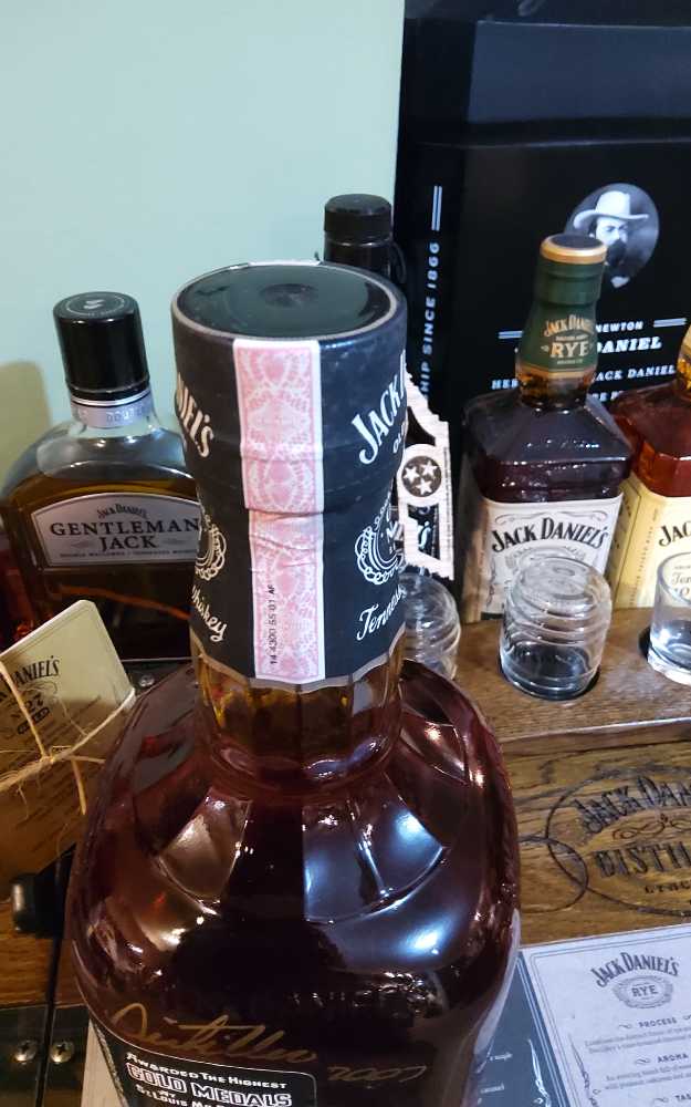 Jack Daniel’s Black Label  Tennessee Whiskey - Jack Daniel’s (1.75 L) alcohol collectible [Barcode 082184090428] - Main Image 4