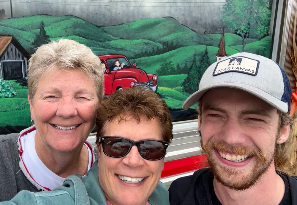 Smoky Mountain Light Lager - Smoky Mountain Brewery, Gatlinburg alcohol collectible - Main Image 4